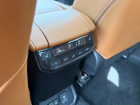 Used 2024 Toyota Highlander Platinum FWD image 12