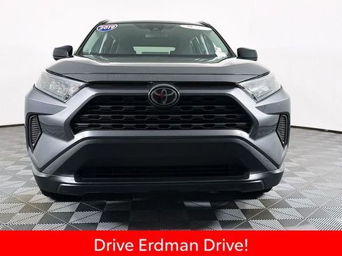 Used 2019 Toyota RAV4 LE FWD image 2