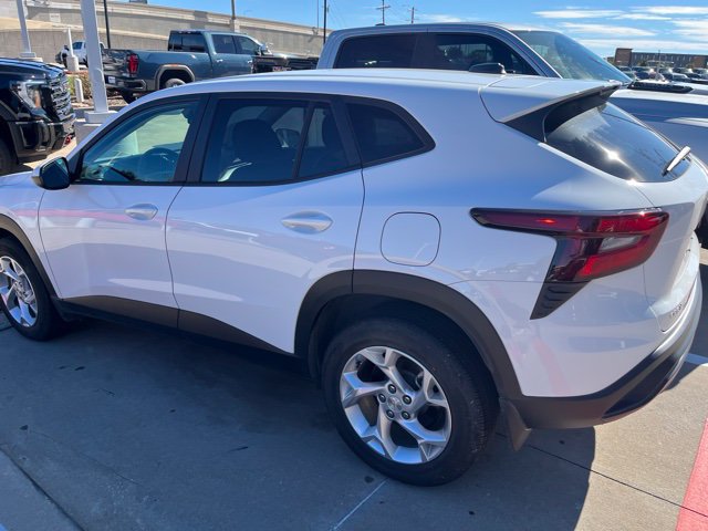 Used 2025 Chevrolet Trax LS w/ LS Convenience Package FWD image 4