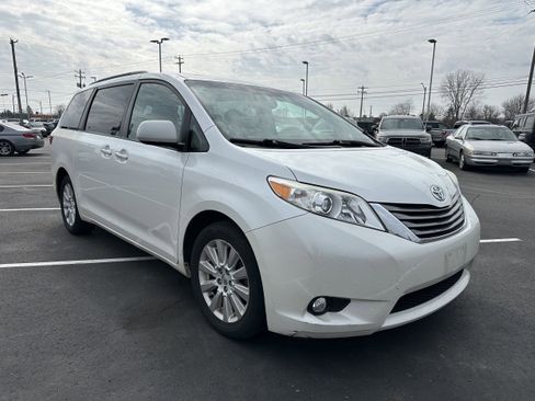 Used 2015 Toyota Sienna XLE image 5