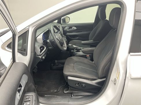 Used 2023 Chrysler Pacifica Touring FWD image 3