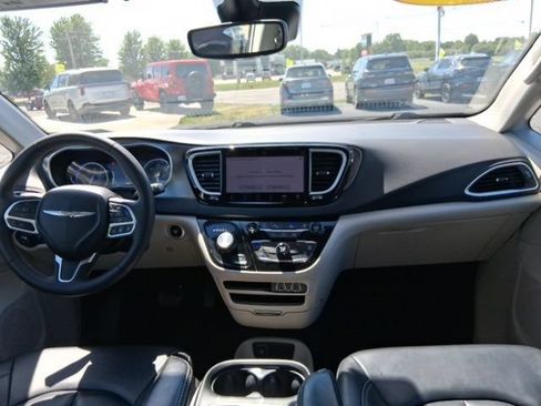 Used 2024 Chrysler Pacifica Touring-L FWD image 13