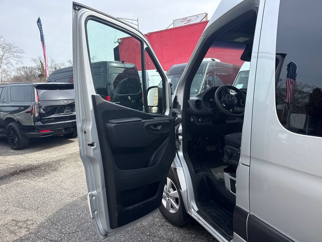 Used 2021 Mercedes-Benz Sprinter 2500 image 12