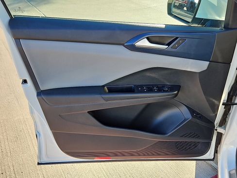 Used 2022 Volkswagen Taos SE image 13