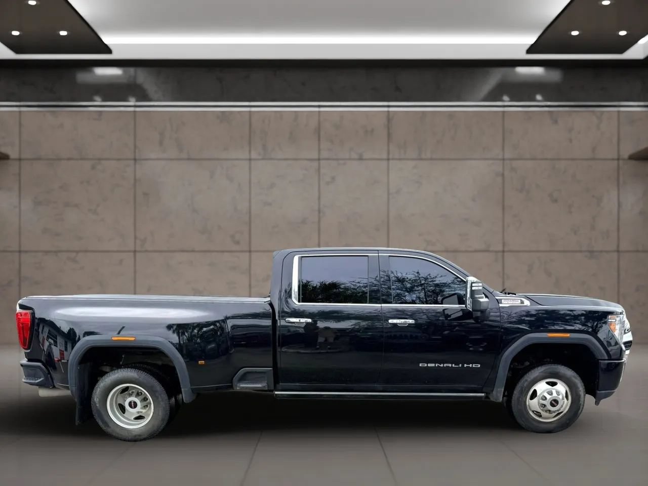 Used 2023 GMC Sierra 3500 Denali w/ Denali Ultimate Package AWD/4WD image 2