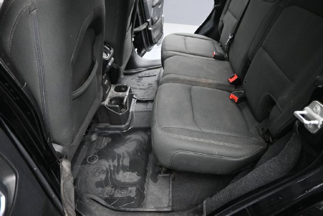 Used 2018 Jeep Wrangler Unlimited Sahara w/ Safety Group AWD/4WD image 14