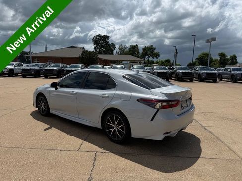 Used 2023 Toyota Camry SE FWD image 3