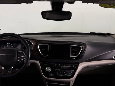 Used 2018 Chrysler Pacifica Touring-L w/ Premium Audio Group FWD image 33