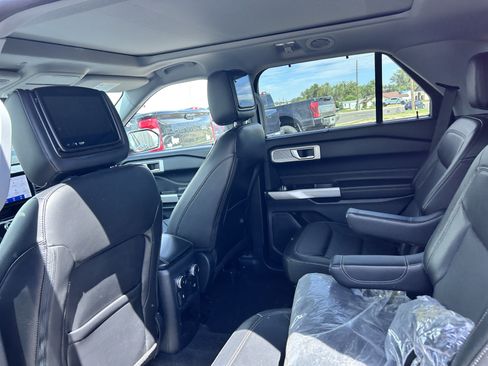 Used 2021 Ford Explorer Limited w/ Equipment Group 301A AWD/4WD image 11