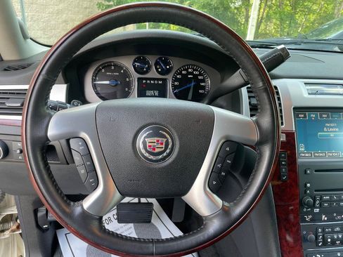 Used 2007 Cadillac Escalade AWD w/ Information Package image 19