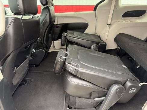 Used 2024 Chrysler Pacifica Touring-L image 37