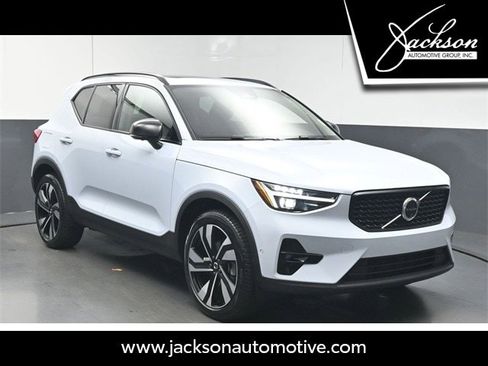 Used 2025 Volvo XC40 B5 Plus w/ Protection Package Premier image 1