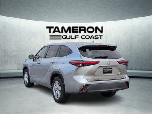 Used 2021 Toyota Highlander LE image 3