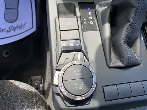 Used 2025 Toyota 4Runner SR5 AWD/4WD image 22
