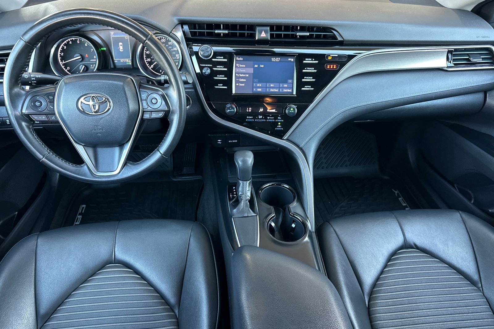 Used 2019 Toyota Camry SE w/ Convenience Package FWD image 12