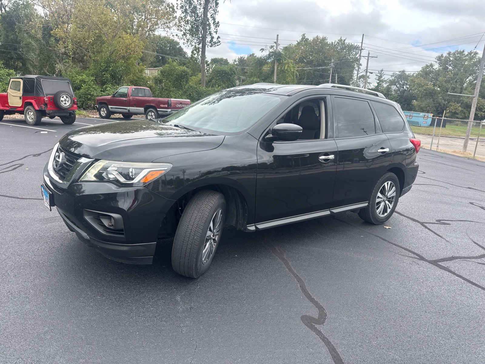 Used 2017 Nissan Pathfinder SV FWD image 1