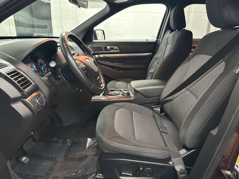 Used 2018 Ford Explorer XLT image 18