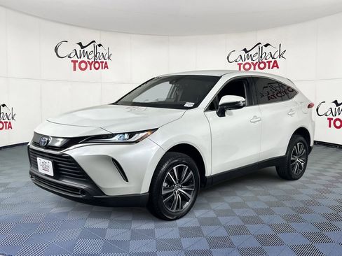 Used 2023 Toyota Venza LE image 2