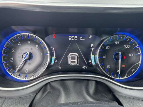 Used 2025 Chrysler Pacifica Limited FWD image 35