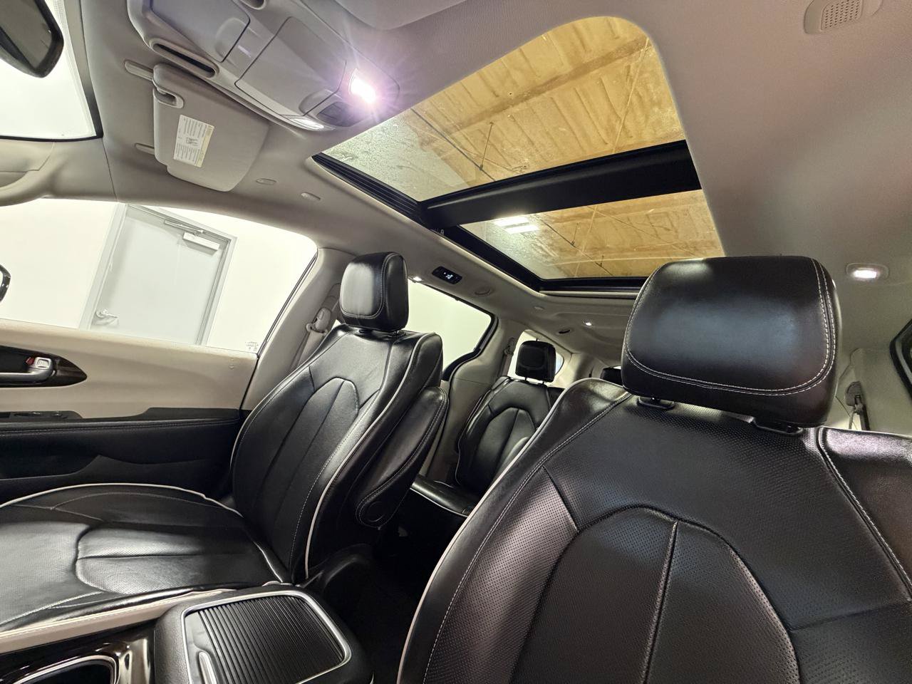 Used 2023 Chrysler Pacifica Limited FWD image 24
