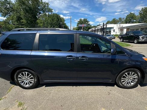Used 2018 Toyota Sienna XLE Premium FWD image 4