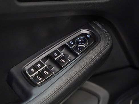 Used 2025 Porsche Macan image 23