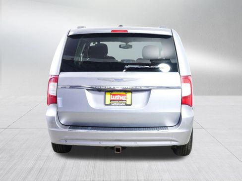 Used 2014 Chrysler Town & Country Touring-L image 6