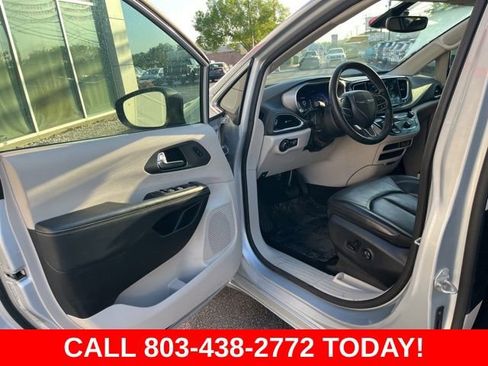 Used 2023 Chrysler Pacifica Touring-L FWD image 3