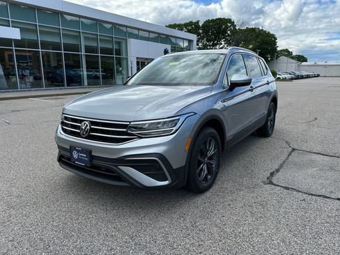 Certified 2023 Volkswagen Tiguan SE w/ Panoramic Sunroof Package AWD/4WD image 3