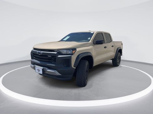 Used 2024 Chevrolet Colorado Trail Boss w/ Technology Package AWD/4WD image 3
