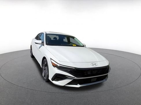 Used 2025 Hyundai Elantra SEL image 3