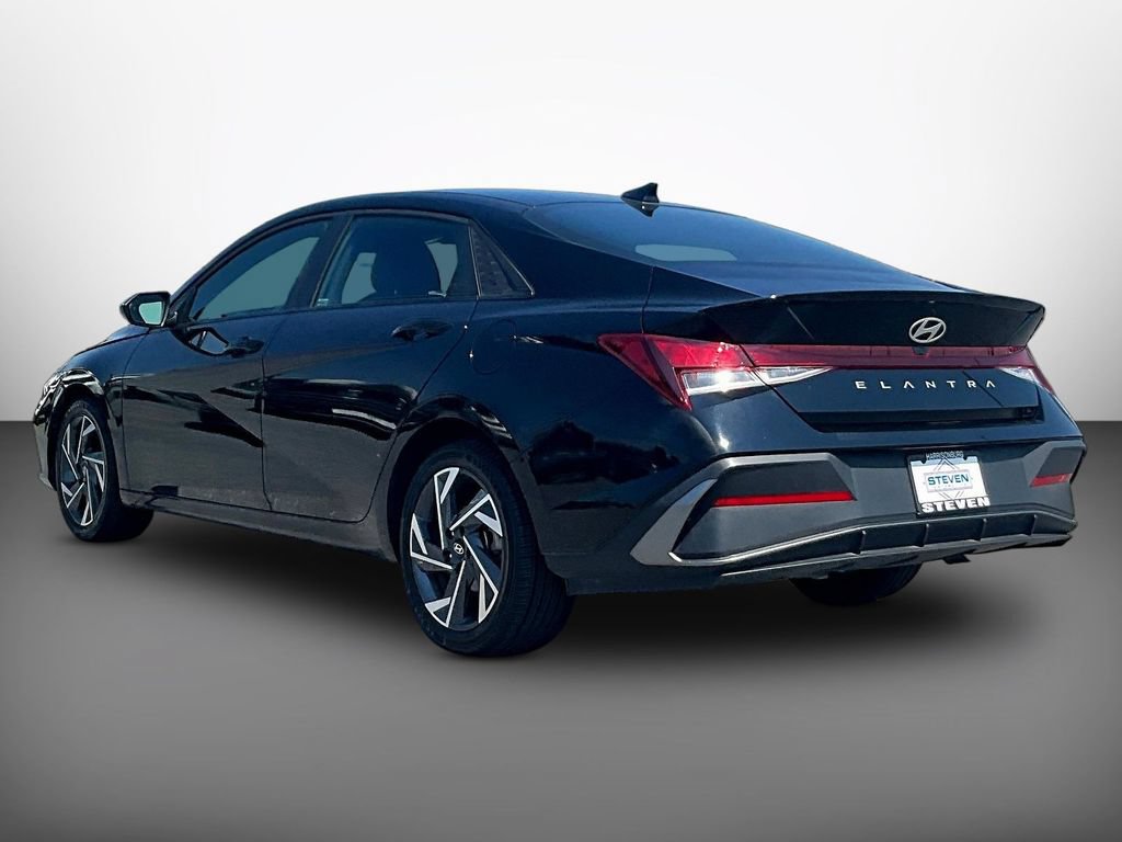 Certified 2025 Hyundai Elantra Sport FWD image 4