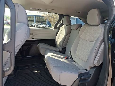 Used 2025 Toyota Sienna LE FWD image 12