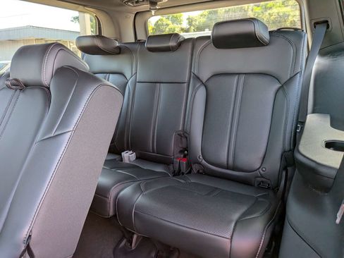 Used 2025 Jeep Wagoneer 4WD w/ Convenience Group I image 17