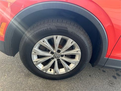 Used 2018 Volkswagen Tiguan SE w/ Panoramic Sunroof Package image 4