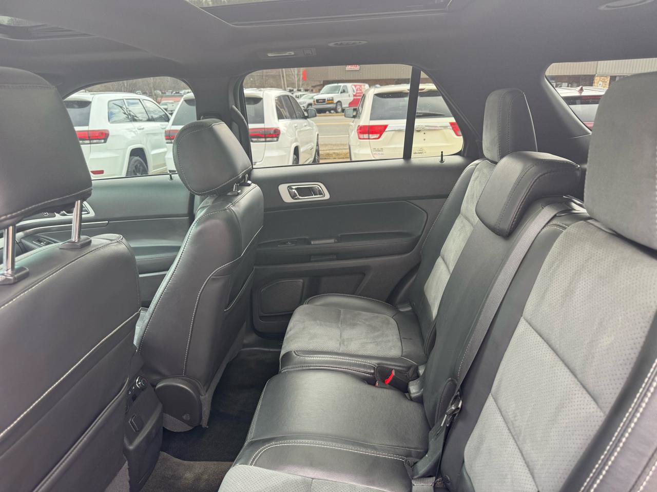 Used 2015 Ford Explorer XLT w/ Equipment Group 202B AWD/4WD image 31