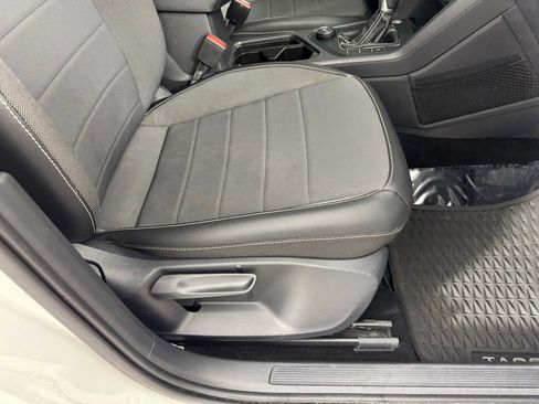 Used 2022 Volkswagen Taos SE w/ Panoramic Sunroof Package AWD/4WD image 47