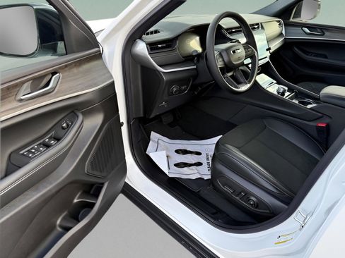 New 2026 Jeep Grand Cherokee Altitude image 15