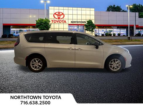 Used 2024 Chrysler Pacifica Touring-L FWD image 6