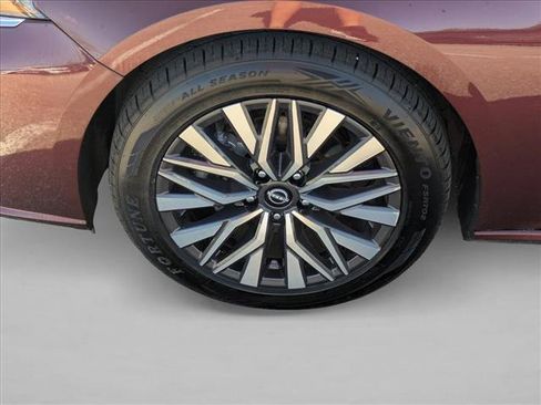 Used 2025 Nissan Altima 2.5 SV FWD image 21
