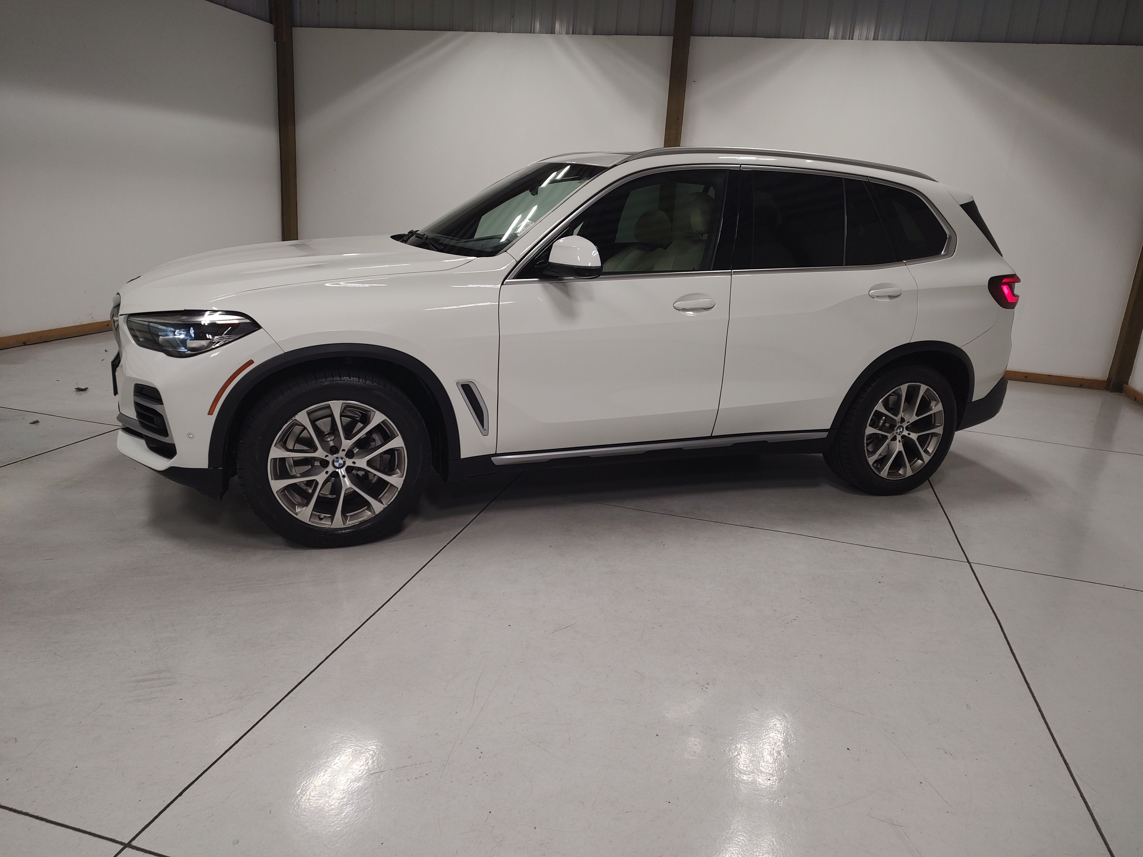 Used 2022 BMW X5 xDrive40i w/ Parking Assistance Package AWD/4WD image 4