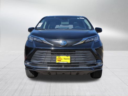 Used 2024 Toyota Sienna XLE w/ XLE Plus Package FWD image 2