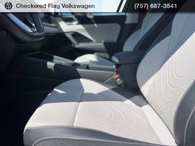 Used 2025 Volkswagen Tiguan SE FWD image 21