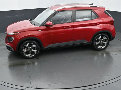 Used 2022 Hyundai Venue Limited image 28