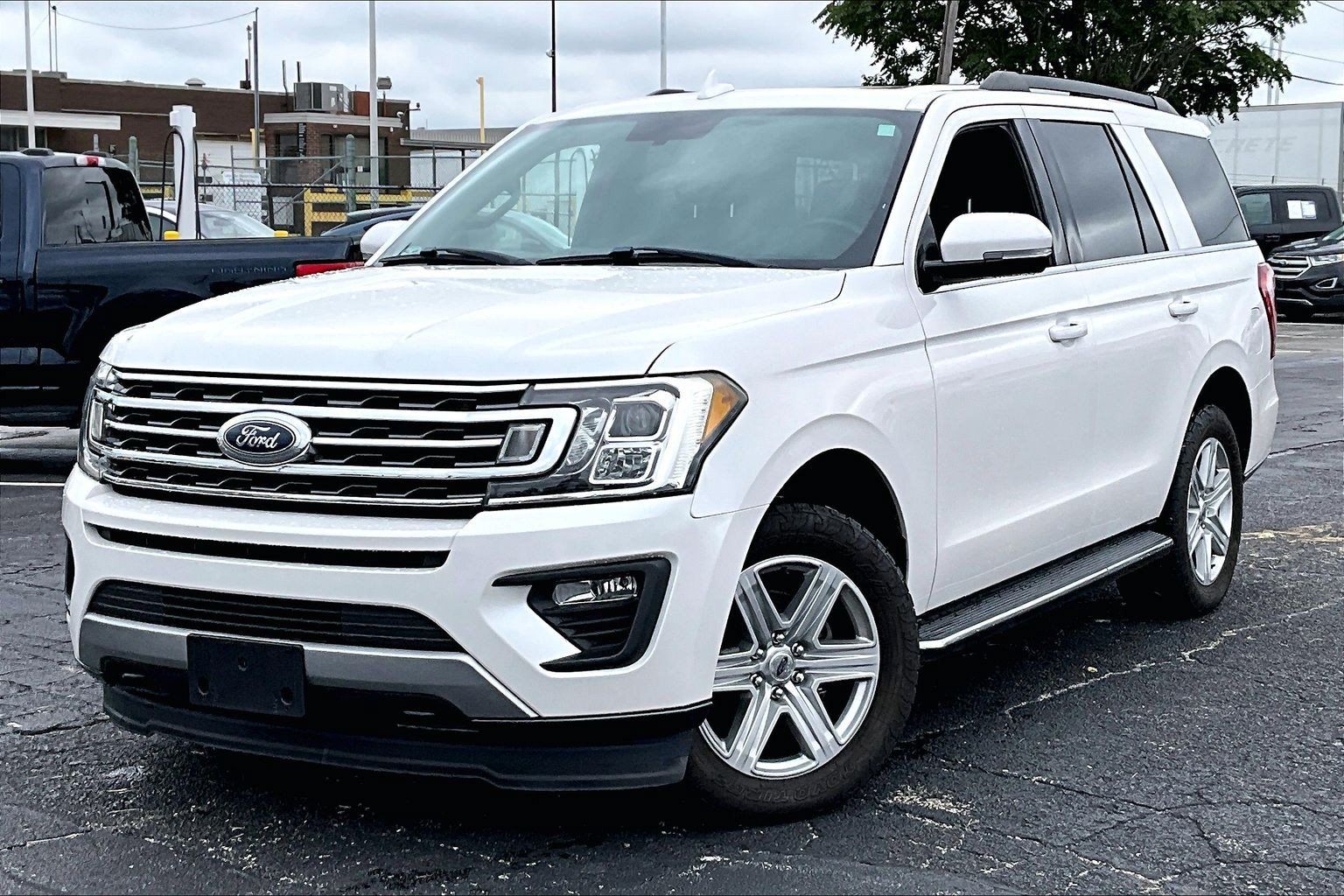 Used 2018 Ford Expedition XLT w/ Equipment Group 202A AWD/4WD image 8