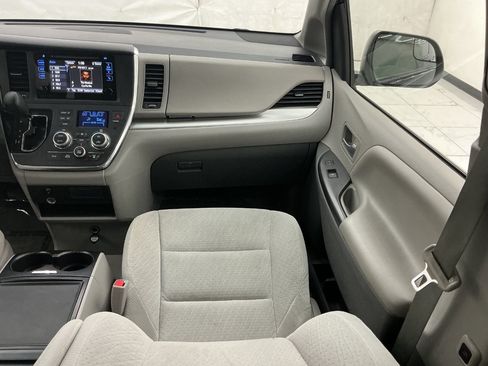 Used 2015 Toyota Sienna LE FWD image 27