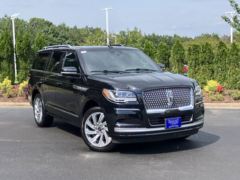 Used 2024 Lincoln Navigator Reserve AWD/4WD image 2