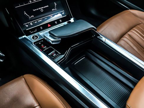 Used 2024 Audi Q8 e-tron Premium Plus image 7