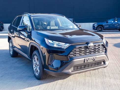 Certified 2025 Toyota RAV4 LE AWD/4WD image 3