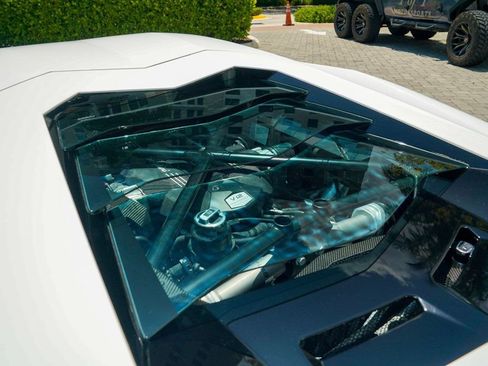 Used 2018 Lamborghini Aventador S image 45